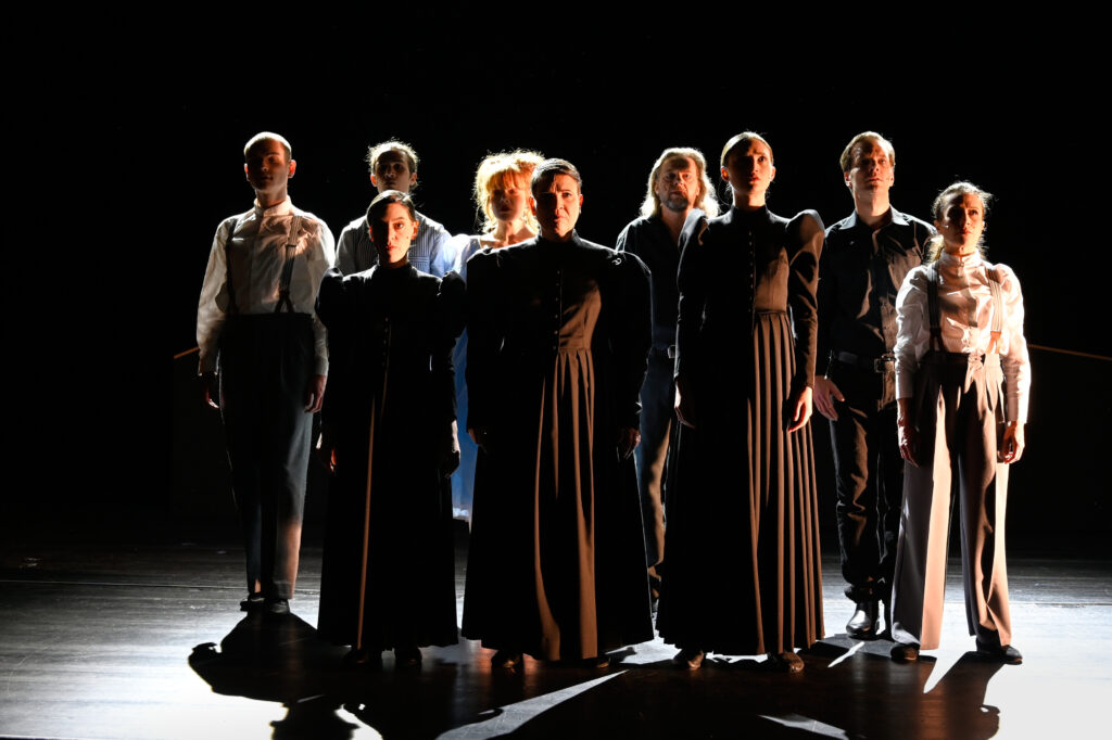 Theater Aachen,
"Die Kunst der Freude" nach dem Roman von Goliarda Sapienza, aus dem Italienischen von Esther Hansen und Constanze Neumann,
Deutsche Erstaufführung: 3.2.24
Regie: Anaïs Durand-Mauptit, Bühne: Marie Labsch, Kostüme: Mascha Schubert, Musik: Malcolm Kemp, Dramaturgie: Kerstin Grübmeyer, Licht: Eduard Joebges
mit:
Modesta / Mela Marlina Adeodata Mitterhofer	
Modesta / Madre Leonora Luise Berndt	
Modesta / Gaïa Bettina Scheuritzel	
Beatrice / Bambú Nola Friedrich	
Nina / Jose Janina Sachau	
Joyce / Tuzzu Hermia Gerdes	
Carlo / Prando Furkan Yaprak	
Carmine / Marco Torsten Borm	
Mattia / Offizier Benedikt Voellmy	
Livemusik Malcolm Kemp	


Copyright (C) Thomas Aurin
Gleditschstr. 45, D-10781 Berlin
Tel.:+49 (0)30 2175 6205 Mobil.:+49 (0)170 2933679
Veröffentlichung nur gegen Honorar zzgl. 7% MWSt. und Belegexemplar
Steuer Nr.: 11/18/213/52812, UID Nr.: DE 170 902 977
Commerzbank, BLZ: 810 80 000, Konto-Nr.: 316 030 000
SWIFT-BIC: DRES DE FF 810, IBAN: DE07 81080000 0316030000