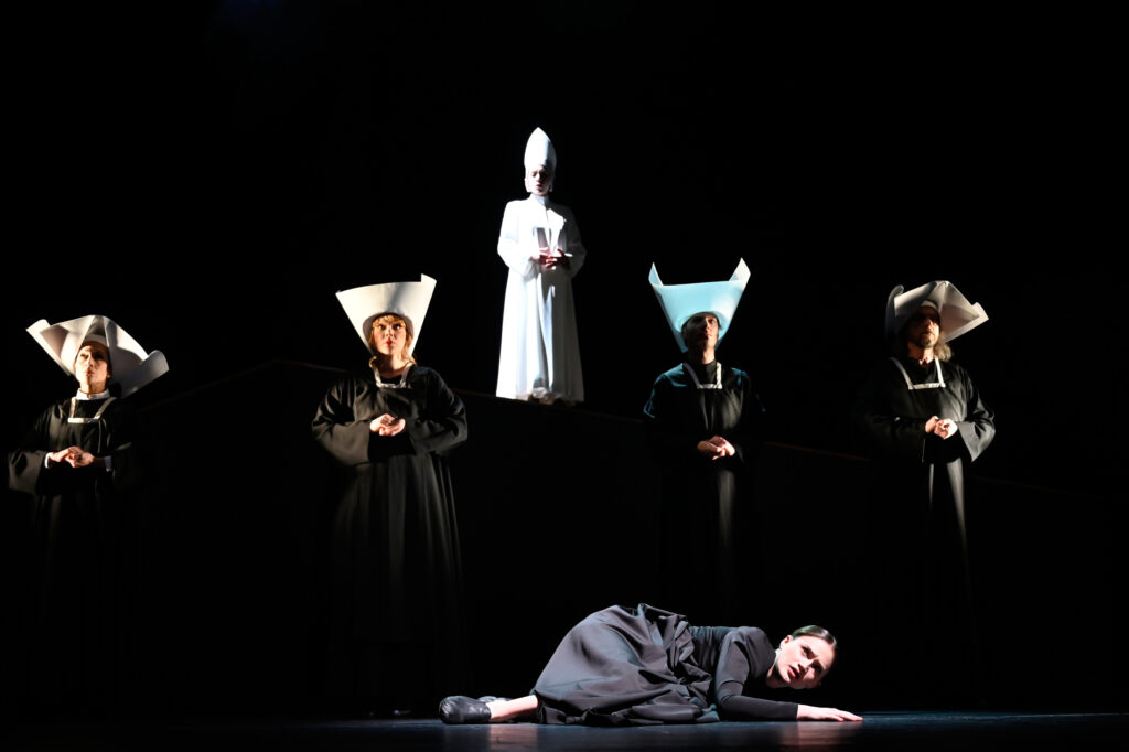 Theater Aachen,
"Die Kunst der Freude" nach dem Roman von Goliarda Sapienza, aus dem Italienischen von Esther Hansen und Constanze Neumann,
Deutsche Erstaufführung: 3.2.24
Regie: Anaïs Durand-Mauptit, Bühne: Marie Labsch, Kostüme: Mascha Schubert, Musik: Malcolm Kemp, Dramaturgie: Kerstin Grübmeyer, Licht: Eduard Joebges
mit:
Modesta / Mela Marlina Adeodata Mitterhofer	
Modesta / Madre Leonora Luise Berndt	
Modesta / Gaïa Bettina Scheuritzel	
Beatrice / Bambú Nola Friedrich	
Nina / Jose Janina Sachau	
Joyce / Tuzzu Hermia Gerdes	
Carlo / Prando Furkan Yaprak	
Carmine / Marco Torsten Borm	
Mattia / Offizier Benedikt Voellmy	
Livemusik Malcolm Kemp	


Copyright (C) Thomas Aurin
Gleditschstr. 45, D-10781 Berlin
Tel.:+49 (0)30 2175 6205 Mobil.:+49 (0)170 2933679
Veröffentlichung nur gegen Honorar zzgl. 7% MWSt. und Belegexemplar
Steuer Nr.: 11/18/213/52812, UID Nr.: DE 170 902 977
Commerzbank, BLZ: 810 80 000, Konto-Nr.: 316 030 000
SWIFT-BIC: DRES DE FF 810, IBAN: DE07 81080000 0316030000