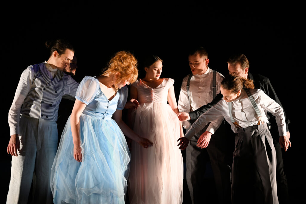 Theater Aachen,
"Die Kunst der Freude" nach dem Roman von Goliarda Sapienza, aus dem Italienischen von Esther Hansen und Constanze Neumann,
Deutsche Erstaufführung: 3.2.24
Regie: Anaïs Durand-Mauptit, Bühne: Marie Labsch, Kostüme: Mascha Schubert, Musik: Malcolm Kemp, Dramaturgie: Kerstin Grübmeyer, Licht: Eduard Joebges
mit:
Modesta / Mela Marlina Adeodata Mitterhofer	
Modesta / Madre Leonora Luise Berndt	
Modesta / Gaïa Bettina Scheuritzel	
Beatrice / Bambú Nola Friedrich	
Nina / Jose Janina Sachau	
Joyce / Tuzzu Hermia Gerdes	
Carlo / Prando Furkan Yaprak	
Carmine / Marco Torsten Borm	
Mattia / Offizier Benedikt Voellmy	
Livemusik Malcolm Kemp	


Copyright (C) Thomas Aurin
Gleditschstr. 45, D-10781 Berlin
Tel.:+49 (0)30 2175 6205 Mobil.:+49 (0)170 2933679
Veröffentlichung nur gegen Honorar zzgl. 7% MWSt. und Belegexemplar
Steuer Nr.: 11/18/213/52812, UID Nr.: DE 170 902 977
Commerzbank, BLZ: 810 80 000, Konto-Nr.: 316 030 000
SWIFT-BIC: DRES DE FF 810, IBAN: DE07 81080000 0316030000