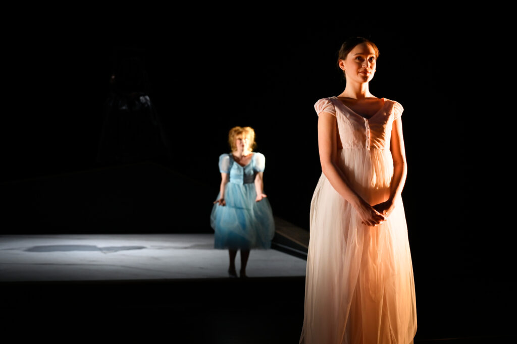Theater Aachen,
"Die Kunst der Freude" nach dem Roman von Goliarda Sapienza, aus dem Italienischen von Esther Hansen und Constanze Neumann,
Deutsche Erstaufführung: 3.2.24
Regie: Anaïs Durand-Mauptit, Bühne: Marie Labsch, Kostüme: Mascha Schubert, Musik: Malcolm Kemp, Dramaturgie: Kerstin Grübmeyer, Licht: Eduard Joebges
mit:
Modesta / Mela Marlina Adeodata Mitterhofer	
Modesta / Madre Leonora Luise Berndt	
Modesta / Gaïa Bettina Scheuritzel	
Beatrice / Bambú Nola Friedrich	
Nina / Jose Janina Sachau	
Joyce / Tuzzu Hermia Gerdes	
Carlo / Prando Furkan Yaprak	
Carmine / Marco Torsten Borm	
Mattia / Offizier Benedikt Voellmy	
Livemusik Malcolm Kemp	


Copyright (C) Thomas Aurin
Gleditschstr. 45, D-10781 Berlin
Tel.:+49 (0)30 2175 6205 Mobil.:+49 (0)170 2933679
Veröffentlichung nur gegen Honorar zzgl. 7% MWSt. und Belegexemplar
Steuer Nr.: 11/18/213/52812, UID Nr.: DE 170 902 977
Commerzbank, BLZ: 810 80 000, Konto-Nr.: 316 030 000
SWIFT-BIC: DRES DE FF 810, IBAN: DE07 81080000 0316030000
