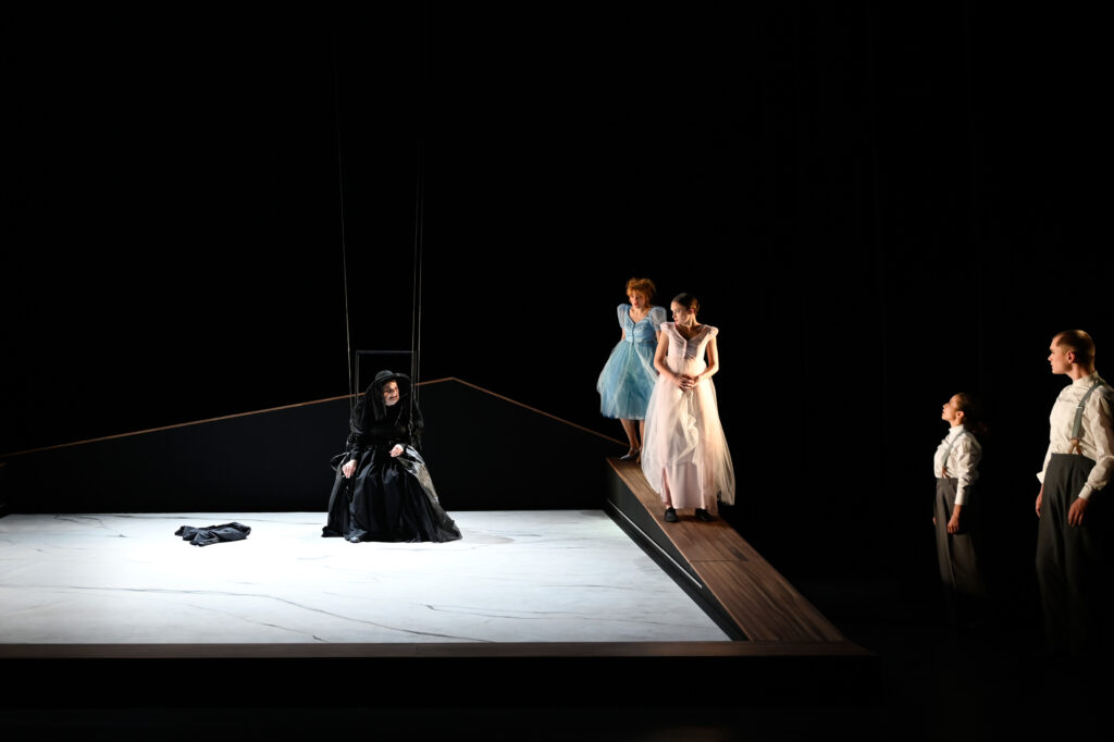 Theater Aachen,
"Die Kunst der Freude" nach dem Roman von Goliarda Sapienza, aus dem Italienischen von Esther Hansen und Constanze Neumann,
Deutsche Erstaufführung: 3.2.24
Regie: Anaïs Durand-Mauptit, Bühne: Marie Labsch, Kostüme: Mascha Schubert, Musik: Malcolm Kemp, Dramaturgie: Kerstin Grübmeyer, Licht: Eduard Joebges
mit:
Modesta / Mela Marlina Adeodata Mitterhofer	
Modesta / Madre Leonora Luise Berndt	
Modesta / Gaïa Bettina Scheuritzel	
Beatrice / Bambú Nola Friedrich	
Nina / Jose Janina Sachau	
Joyce / Tuzzu Hermia Gerdes	
Carlo / Prando Furkan Yaprak	
Carmine / Marco Torsten Borm	
Mattia / Offizier Benedikt Voellmy	
Livemusik Malcolm Kemp	


Copyright (C) Thomas Aurin
Gleditschstr. 45, D-10781 Berlin
Tel.:+49 (0)30 2175 6205 Mobil.:+49 (0)170 2933679
Veröffentlichung nur gegen Honorar zzgl. 7% MWSt. und Belegexemplar
Steuer Nr.: 11/18/213/52812, UID Nr.: DE 170 902 977
Commerzbank, BLZ: 810 80 000, Konto-Nr.: 316 030 000
SWIFT-BIC: DRES DE FF 810, IBAN: DE07 81080000 0316030000