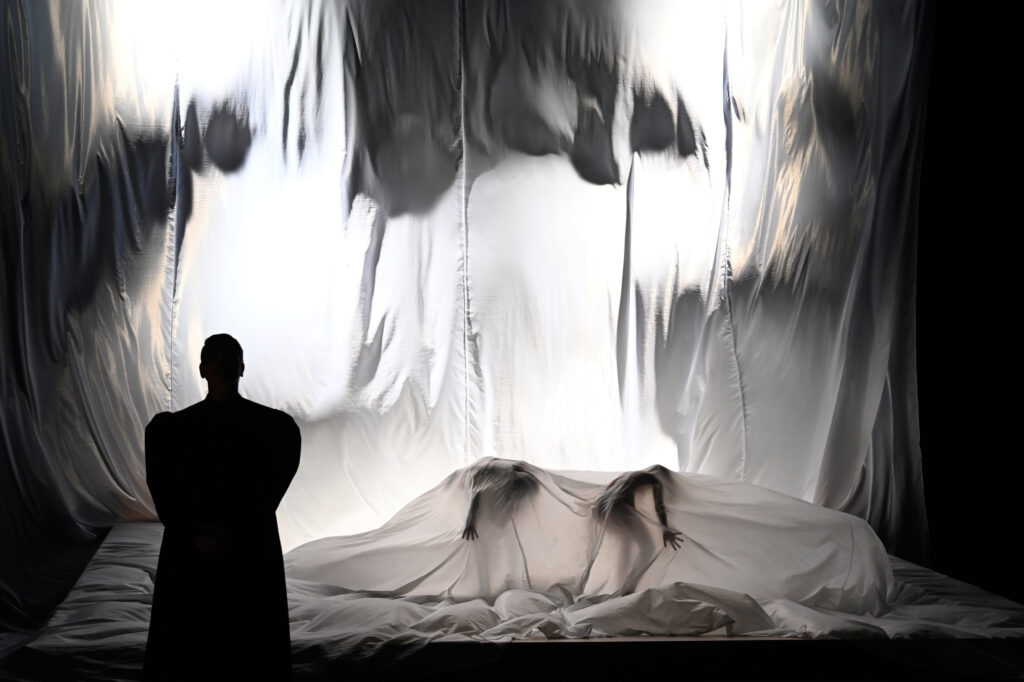 Theater Aachen,
"Die Kunst der Freude" nach dem Roman von Goliarda Sapienza, aus dem Italienischen von Esther Hansen und Constanze Neumann,
Deutsche Erstaufführung: 3.2.24
Regie: Anaïs Durand-Mauptit, Bühne: Marie Labsch, Kostüme: Mascha Schubert, Musik: Malcolm Kemp, Dramaturgie: Kerstin Grübmeyer, Licht: Eduard Joebges
mit:
Modesta / Mela Marlina Adeodata Mitterhofer	
Modesta / Madre Leonora Luise Berndt	
Modesta / Gaïa Bettina Scheuritzel	
Beatrice / Bambú Nola Friedrich	
Nina / Jose Janina Sachau	
Joyce / Tuzzu Hermia Gerdes	
Carlo / Prando Furkan Yaprak	
Carmine / Marco Torsten Borm	
Mattia / Offizier Benedikt Voellmy	
Livemusik Malcolm Kemp	


Copyright (C) Thomas Aurin
Gleditschstr. 45, D-10781 Berlin
Tel.:+49 (0)30 2175 6205 Mobil.:+49 (0)170 2933679
Veröffentlichung nur gegen Honorar zzgl. 7% MWSt. und Belegexemplar
Steuer Nr.: 11/18/213/52812, UID Nr.: DE 170 902 977
Commerzbank, BLZ: 810 80 000, Konto-Nr.: 316 030 000
SWIFT-BIC: DRES DE FF 810, IBAN: DE07 81080000 0316030000