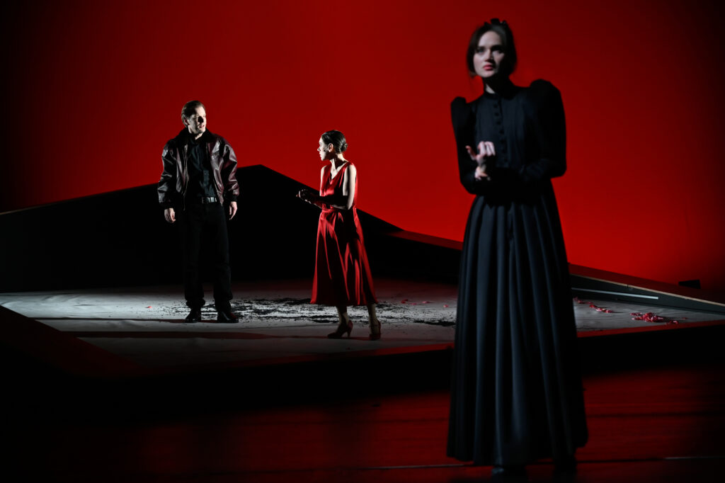 Theater Aachen,
"Die Kunst der Freude" nach dem Roman von Goliarda Sapienza, aus dem Italienischen von Esther Hansen und Constanze Neumann,
Deutsche Erstaufführung: 3.2.24
Regie: Anaïs Durand-Mauptit, Bühne: Marie Labsch, Kostüme: Mascha Schubert, Musik: Malcolm Kemp, Dramaturgie: Kerstin Grübmeyer, Licht: Eduard Joebges
mit:
Modesta / Mela Marlina Adeodata Mitterhofer	
Modesta / Madre Leonora Luise Berndt	
Modesta / Gaïa Bettina Scheuritzel	
Beatrice / Bambú Nola Friedrich	
Nina / Jose Janina Sachau	
Joyce / Tuzzu Hermia Gerdes	
Carlo / Prando Furkan Yaprak	
Carmine / Marco Torsten Borm	
Mattia / Offizier Benedikt Voellmy	
Livemusik Malcolm Kemp	


Copyright (C) Thomas Aurin
Gleditschstr. 45, D-10781 Berlin
Tel.:+49 (0)30 2175 6205 Mobil.:+49 (0)170 2933679
Veröffentlichung nur gegen Honorar zzgl. 7% MWSt. und Belegexemplar
Steuer Nr.: 11/18/213/52812, UID Nr.: DE 170 902 977
Commerzbank, BLZ: 810 80 000, Konto-Nr.: 316 030 000
SWIFT-BIC: DRES DE FF 810, IBAN: DE07 81080000 0316030000