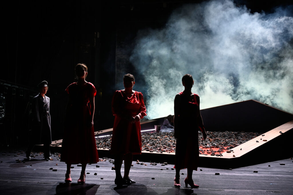 Theater Aachen,
"Die Kunst der Freude" nach dem Roman von Goliarda Sapienza, aus dem Italienischen von Esther Hansen und Constanze Neumann,
Deutsche Erstaufführung: 3.2.24
Regie: Anaïs Durand-Mauptit, Bühne: Marie Labsch, Kostüme: Mascha Schubert, Musik: Malcolm Kemp, Dramaturgie: Kerstin Grübmeyer, Licht: Eduard Joebges
mit:
Modesta / Mela Marlina Adeodata Mitterhofer	
Modesta / Madre Leonora Luise Berndt	
Modesta / Gaïa Bettina Scheuritzel	
Beatrice / Bambú Nola Friedrich	
Nina / Jose Janina Sachau	
Joyce / Tuzzu Hermia Gerdes	
Carlo / Prando Furkan Yaprak	
Carmine / Marco Torsten Borm	
Mattia / Offizier Benedikt Voellmy	
Livemusik Malcolm Kemp	


Copyright (C) Thomas Aurin
Gleditschstr. 45, D-10781 Berlin
Tel.:+49 (0)30 2175 6205 Mobil.:+49 (0)170 2933679
Veröffentlichung nur gegen Honorar zzgl. 7% MWSt. und Belegexemplar
Steuer Nr.: 11/18/213/52812, UID Nr.: DE 170 902 977
Commerzbank, BLZ: 810 80 000, Konto-Nr.: 316 030 000
SWIFT-BIC: DRES DE FF 810, IBAN: DE07 81080000 0316030000