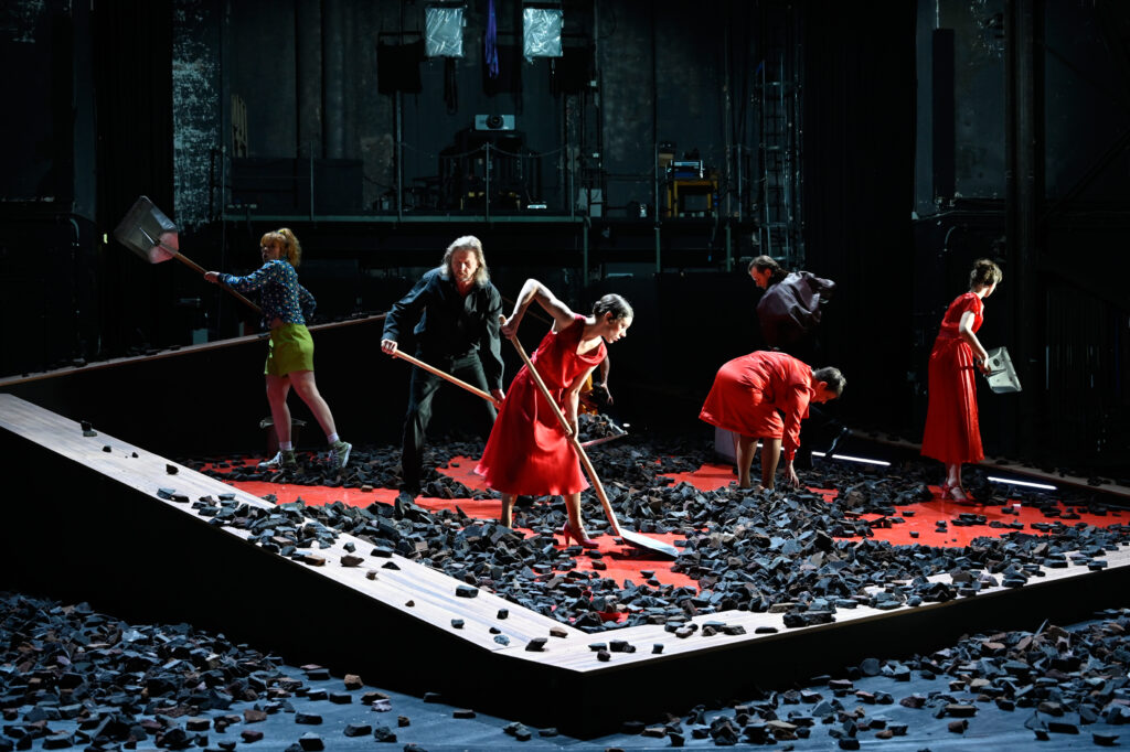 Theater Aachen,
"Die Kunst der Freude" nach dem Roman von Goliarda Sapienza, aus dem Italienischen von Esther Hansen und Constanze Neumann,
Deutsche Erstaufführung: 3.2.24
Regie: Anaïs Durand-Mauptit, Bühne: Marie Labsch, Kostüme: Mascha Schubert, Musik: Malcolm Kemp, Dramaturgie: Kerstin Grübmeyer, Licht: Eduard Joebges
mit:
Modesta / Mela Marlina Adeodata Mitterhofer	
Modesta / Madre Leonora Luise Berndt	
Modesta / Gaïa Bettina Scheuritzel	
Beatrice / Bambú Nola Friedrich	
Nina / Jose Janina Sachau	
Joyce / Tuzzu Hermia Gerdes	
Carlo / Prando Furkan Yaprak	
Carmine / Marco Torsten Borm	
Mattia / Offizier Benedikt Voellmy	
Livemusik Malcolm Kemp	


Copyright (C) Thomas Aurin
Gleditschstr. 45, D-10781 Berlin
Tel.:+49 (0)30 2175 6205 Mobil.:+49 (0)170 2933679
Veröffentlichung nur gegen Honorar zzgl. 7% MWSt. und Belegexemplar
Steuer Nr.: 11/18/213/52812, UID Nr.: DE 170 902 977
Commerzbank, BLZ: 810 80 000, Konto-Nr.: 316 030 000
SWIFT-BIC: DRES DE FF 810, IBAN: DE07 81080000 0316030000