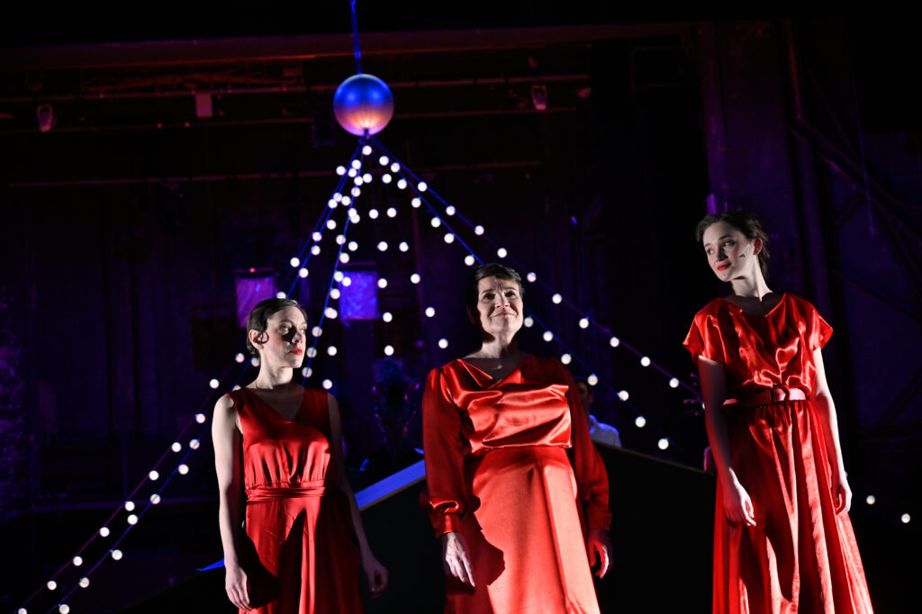 Theater Aachen,
"Die Kunst der Freude" nach dem Roman von Goliarda Sapienza, aus dem Italienischen von Esther Hansen und Constanze Neumann,
Deutsche Erstaufführung: 3.2.24
Regie: Anaïs Durand-Mauptit, Bühne: Marie Labsch, Kostüme: Mascha Schubert, Musik: Malcolm Kemp, Dramaturgie: Kerstin Grübmeyer, Licht: Eduard Joebges
mit:
Modesta / Mela Marlina Adeodata Mitterhofer	
Modesta / Madre Leonora Luise Berndt	
Modesta / Gaïa Bettina Scheuritzel	
Beatrice / Bambú Nola Friedrich	
Nina / Jose Janina Sachau	
Joyce / Tuzzu Hermia Gerdes	
Carlo / Prando Furkan Yaprak	
Carmine / Marco Torsten Borm	
Mattia / Offizier Benedikt Voellmy	
Livemusik Malcolm Kemp	


Copyright (C) Thomas Aurin
Gleditschstr. 45, D-10781 Berlin
Tel.:+49 (0)30 2175 6205 Mobil.:+49 (0)170 2933679
Veröffentlichung nur gegen Honorar zzgl. 7% MWSt. und Belegexemplar
Steuer Nr.: 11/18/213/52812, UID Nr.: DE 170 902 977
Commerzbank, BLZ: 810 80 000, Konto-Nr.: 316 030 000
SWIFT-BIC: DRES DE FF 810, IBAN: DE07 81080000 0316030000