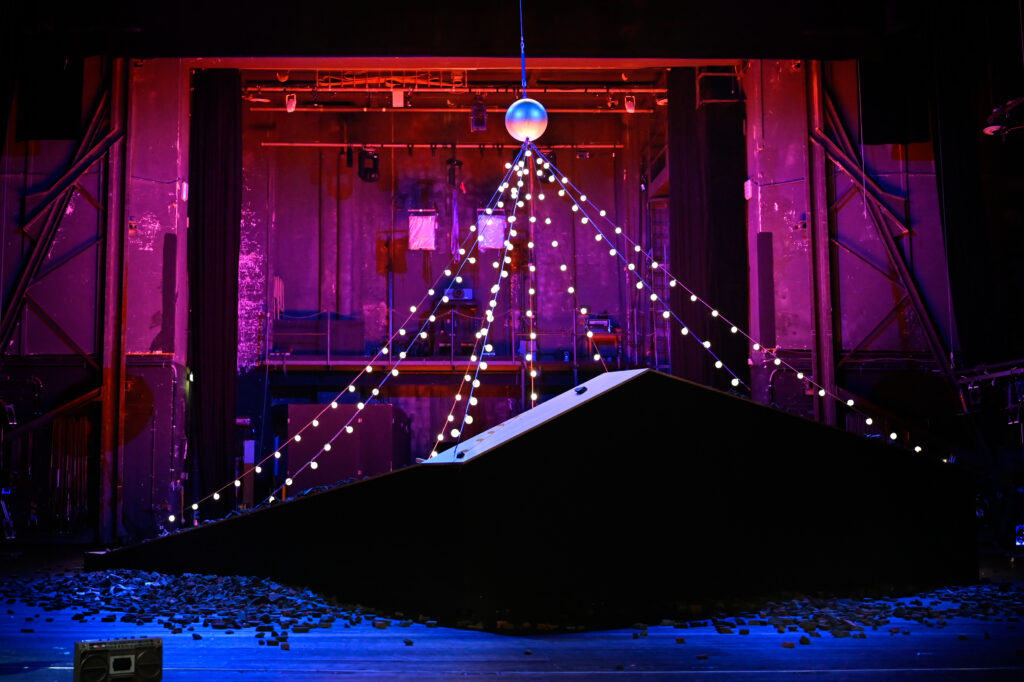 Theater Aachen,
"Die Kunst der Freude" nach dem Roman von Goliarda Sapienza, aus dem Italienischen von Esther Hansen und Constanze Neumann,
Deutsche Erstaufführung: 3.2.24
Regie: Anaïs Durand-Mauptit, Bühne: Marie Labsch, Kostüme: Mascha Schubert, Musik: Malcolm Kemp, Dramaturgie: Kerstin Grübmeyer, Licht: Eduard Joebges
mit:
Modesta / Mela Marlina Adeodata Mitterhofer	
Modesta / Madre Leonora Luise Berndt	
Modesta / Gaïa Bettina Scheuritzel	
Beatrice / Bambú Nola Friedrich	
Nina / Jose Janina Sachau	
Joyce / Tuzzu Hermia Gerdes	
Carlo / Prando Furkan Yaprak	
Carmine / Marco Torsten Borm	
Mattia / Offizier Benedikt Voellmy	
Livemusik Malcolm Kemp	


Copyright (C) Thomas Aurin
Gleditschstr. 45, D-10781 Berlin
Tel.:+49 (0)30 2175 6205 Mobil.:+49 (0)170 2933679
Veröffentlichung nur gegen Honorar zzgl. 7% MWSt. und Belegexemplar
Steuer Nr.: 11/18/213/52812, UID Nr.: DE 170 902 977
Commerzbank, BLZ: 810 80 000, Konto-Nr.: 316 030 000
SWIFT-BIC: DRES DE FF 810, IBAN: DE07 81080000 0316030000
