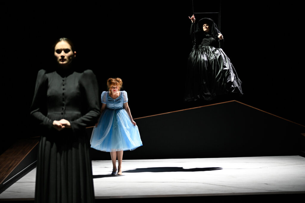 Theater Aachen,
"Die Kunst der Freude" nach dem Roman von Goliarda Sapienza, aus dem Italienischen von Esther Hansen und Constanze Neumann,
Deutsche Erstaufführung: 3.2.24
Regie: Anaïs Durand-Mauptit, Bühne: Marie Labsch, Kostüme: Mascha Schubert, Musik: Malcolm Kemp, Dramaturgie: Kerstin Grübmeyer, Licht: Eduard Joebges
mit:
Modesta / Mela Marlina Adeodata Mitterhofer	
Modesta / Madre Leonora Luise Berndt	
Modesta / Gaïa Bettina Scheuritzel	
Beatrice / Bambú Nola Friedrich	
Nina / Jose Janina Sachau	
Joyce / Tuzzu Hermia Gerdes	
Carlo / Prando Furkan Yaprak	
Carmine / Marco Torsten Borm	
Mattia / Offizier Benedikt Voellmy	
Livemusik Malcolm Kemp	


Copyright (C) Thomas Aurin
Gleditschstr. 45, D-10781 Berlin
Tel.:+49 (0)30 2175 6205 Mobil.:+49 (0)170 2933679
Veröffentlichung nur gegen Honorar zzgl. 7% MWSt. und Belegexemplar
Steuer Nr.: 11/18/213/52812, UID Nr.: DE 170 902 977
Commerzbank, BLZ: 810 80 000, Konto-Nr.: 316 030 000
SWIFT-BIC: DRES DE FF 810, IBAN: DE07 81080000 0316030000