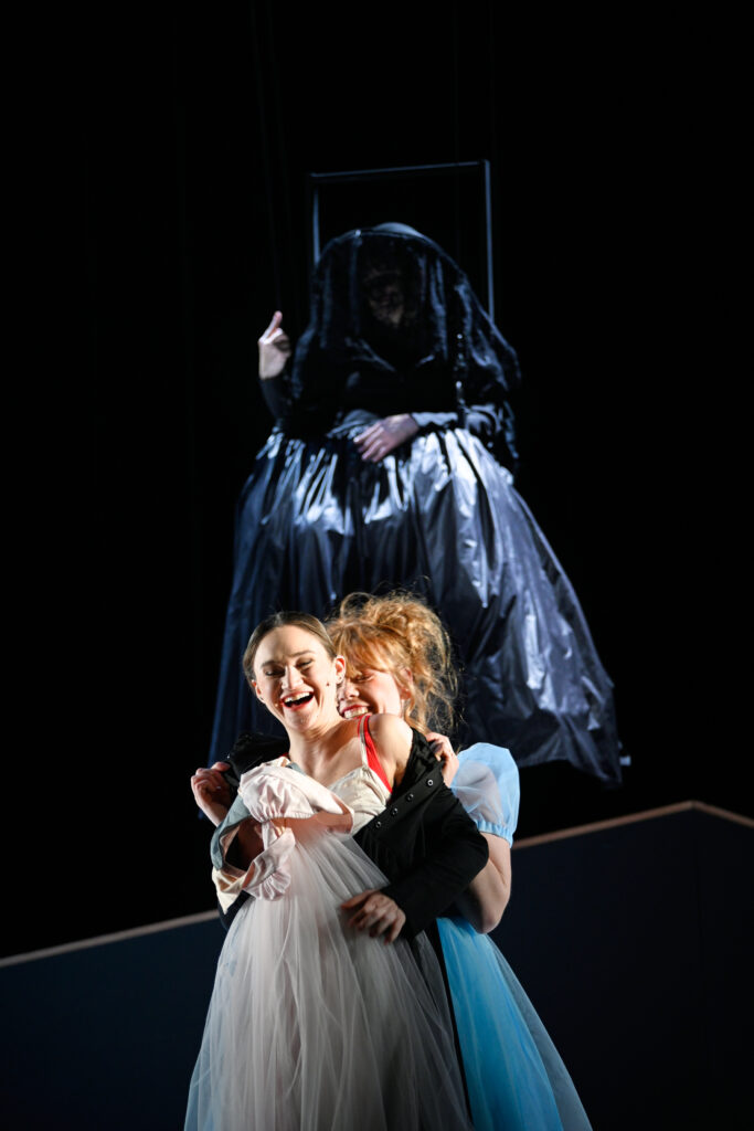 Theater Aachen,
"Die Kunst der Freude" nach dem Roman von Goliarda Sapienza, aus dem Italienischen von Esther Hansen und Constanze Neumann,
Deutsche Erstaufführung: 3.2.24
Regie: Anaïs Durand-Mauptit, Bühne: Marie Labsch, Kostüme: Mascha Schubert, Musik: Malcolm Kemp, Dramaturgie: Kerstin Grübmeyer, Licht: Eduard Joebges
mit:
Modesta / Mela Marlina Adeodata Mitterhofer	
Modesta / Madre Leonora Luise Berndt	
Modesta / Gaïa Bettina Scheuritzel	
Beatrice / Bambú Nola Friedrich	
Nina / Jose Janina Sachau	
Joyce / Tuzzu Hermia Gerdes	
Carlo / Prando Furkan Yaprak	
Carmine / Marco Torsten Borm	
Mattia / Offizier Benedikt Voellmy	
Livemusik Malcolm Kemp	


Copyright (C) Thomas Aurin
Gleditschstr. 45, D-10781 Berlin
Tel.:+49 (0)30 2175 6205 Mobil.:+49 (0)170 2933679
Veröffentlichung nur gegen Honorar zzgl. 7% MWSt. und Belegexemplar
Steuer Nr.: 11/18/213/52812, UID Nr.: DE 170 902 977
Commerzbank, BLZ: 810 80 000, Konto-Nr.: 316 030 000
SWIFT-BIC: DRES DE FF 810, IBAN: DE07 81080000 0316030000