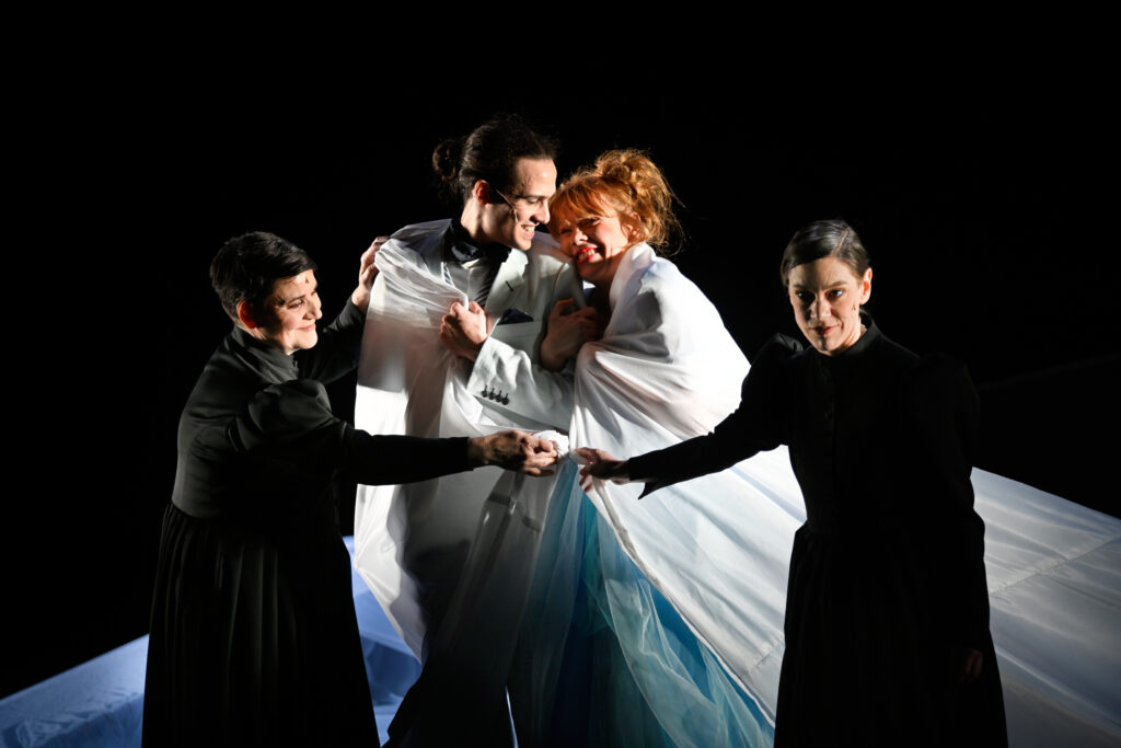 Theater Aachen,
"Die Kunst der Freude" nach dem Roman von Goliarda Sapienza, aus dem Italienischen von Esther Hansen und Constanze Neumann,
Deutsche Erstaufführung: 3.2.24
Regie: Anaïs Durand-Mauptit, Bühne: Marie Labsch, Kostüme: Mascha Schubert, Musik: Malcolm Kemp, Dramaturgie: Kerstin Grübmeyer, Licht: Eduard Joebges
mit:
Modesta / Mela Marlina Adeodata Mitterhofer	
Modesta / Madre Leonora Luise Berndt	
Modesta / Gaïa Bettina Scheuritzel	
Beatrice / Bambú Nola Friedrich	
Nina / Jose Janina Sachau	
Joyce / Tuzzu Hermia Gerdes	
Carlo / Prando Furkan Yaprak	
Carmine / Marco Torsten Borm	
Mattia / Offizier Benedikt Voellmy	
Livemusik Malcolm Kemp	


Copyright (C) Thomas Aurin
Gleditschstr. 45, D-10781 Berlin
Tel.:+49 (0)30 2175 6205 Mobil.:+49 (0)170 2933679
Veröffentlichung nur gegen Honorar zzgl. 7% MWSt. und Belegexemplar
Steuer Nr.: 11/18/213/52812, UID Nr.: DE 170 902 977
Commerzbank, BLZ: 810 80 000, Konto-Nr.: 316 030 000
SWIFT-BIC: DRES DE FF 810, IBAN: DE07 81080000 0316030000