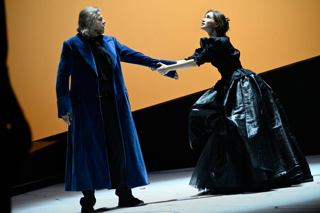 Theater Aachen,
"Die Kunst der Freude" nach dem Roman von Goliarda Sapienza, aus dem Italienischen von Esther Hansen und Constanze Neumann,
Deutsche Erstaufführung: 3.2.24
Regie: Anaïs Durand-Mauptit, Bühne: Marie Labsch, Kostüme: Mascha Schubert, Musik: Malcolm Kemp, Dramaturgie: Kerstin Grübmeyer, Licht: Eduard Joebges
mit:
Modesta / Mela Marlina Adeodata Mitterhofer	
Modesta / Madre Leonora Luise Berndt	
Modesta / Gaïa Bettina Scheuritzel	
Beatrice / Bambú Nola Friedrich	
Nina / Jose Janina Sachau	
Joyce / Tuzzu Hermia Gerdes	
Carlo / Prando Furkan Yaprak	
Carmine / Marco Torsten Borm	
Mattia / Offizier Benedikt Voellmy	
Livemusik Malcolm Kemp	


Copyright (C) Thomas Aurin
Gleditschstr. 45, D-10781 Berlin
Tel.:+49 (0)30 2175 6205 Mobil.:+49 (0)170 2933679
Veröffentlichung nur gegen Honorar zzgl. 7% MWSt. und Belegexemplar
Steuer Nr.: 11/18/213/52812, UID Nr.: DE 170 902 977
Commerzbank, BLZ: 810 80 000, Konto-Nr.: 316 030 000
SWIFT-BIC: DRES DE FF 810, IBAN: DE07 81080000 0316030000