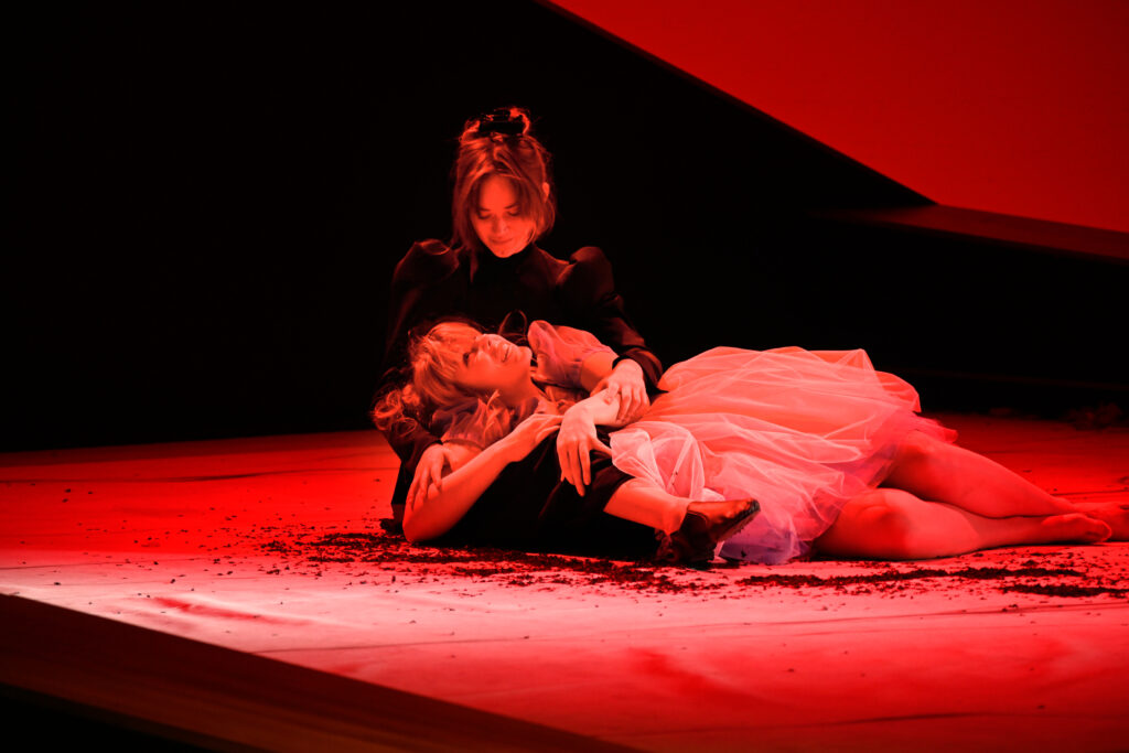 Theater Aachen,
"Die Kunst der Freude" nach dem Roman von Goliarda Sapienza, aus dem Italienischen von Esther Hansen und Constanze Neumann,
Deutsche Erstaufführung: 3.2.24
Regie: Anaïs Durand-Mauptit, Bühne: Marie Labsch, Kostüme: Mascha Schubert, Musik: Malcolm Kemp, Dramaturgie: Kerstin Grübmeyer, Licht: Eduard Joebges
mit:
Modesta / Mela Marlina Adeodata Mitterhofer	
Modesta / Madre Leonora Luise Berndt	
Modesta / Gaïa Bettina Scheuritzel	
Beatrice / Bambú Nola Friedrich	
Nina / Jose Janina Sachau	
Joyce / Tuzzu Hermia Gerdes	
Carlo / Prando Furkan Yaprak	
Carmine / Marco Torsten Borm	
Mattia / Offizier Benedikt Voellmy	
Livemusik Malcolm Kemp	


Copyright (C) Thomas Aurin
Gleditschstr. 45, D-10781 Berlin
Tel.:+49 (0)30 2175 6205 Mobil.:+49 (0)170 2933679
Veröffentlichung nur gegen Honorar zzgl. 7% MWSt. und Belegexemplar
Steuer Nr.: 11/18/213/52812, UID Nr.: DE 170 902 977
Commerzbank, BLZ: 810 80 000, Konto-Nr.: 316 030 000
SWIFT-BIC: DRES DE FF 810, IBAN: DE07 81080000 0316030000