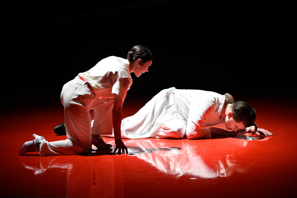 Theater Aachen,
"Die Kunst der Freude" nach dem Roman von Goliarda Sapienza, aus dem Italienischen von Esther Hansen und Constanze Neumann,
Deutsche Erstaufführung: 3.2.24
Regie: Anaïs Durand-Mauptit, Bühne: Marie Labsch, Kostüme: Mascha Schubert, Musik: Malcolm Kemp, Dramaturgie: Kerstin Grübmeyer, Licht: Eduard Joebges
mit:
Modesta / Mela Marlina Adeodata Mitterhofer	
Modesta / Madre Leonora Luise Berndt	
Modesta / Gaïa Bettina Scheuritzel	
Beatrice / Bambú Nola Friedrich	
Nina / Jose Janina Sachau	
Joyce / Tuzzu Hermia Gerdes	
Carlo / Prando Furkan Yaprak	
Carmine / Marco Torsten Borm	
Mattia / Offizier Benedikt Voellmy	
Livemusik Malcolm Kemp	


Copyright (C) Thomas Aurin
Gleditschstr. 45, D-10781 Berlin
Tel.:+49 (0)30 2175 6205 Mobil.:+49 (0)170 2933679
Veröffentlichung nur gegen Honorar zzgl. 7% MWSt. und Belegexemplar
Steuer Nr.: 11/18/213/52812, UID Nr.: DE 170 902 977
Commerzbank, BLZ: 810 80 000, Konto-Nr.: 316 030 000
SWIFT-BIC: DRES DE FF 810, IBAN: DE07 81080000 0316030000