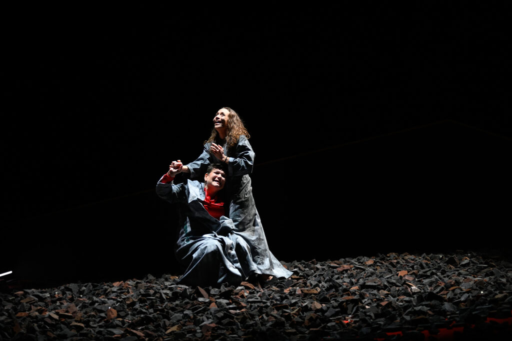 Theater Aachen,
"Die Kunst der Freude" nach dem Roman von Goliarda Sapienza, aus dem Italienischen von Esther Hansen und Constanze Neumann,
Deutsche Erstaufführung: 3.2.24
Regie: Anaïs Durand-Mauptit, Bühne: Marie Labsch, Kostüme: Mascha Schubert, Musik: Malcolm Kemp, Dramaturgie: Kerstin Grübmeyer, Licht: Eduard Joebges
mit:
Modesta / Mela Marlina Adeodata Mitterhofer	
Modesta / Madre Leonora Luise Berndt	
Modesta / Gaïa Bettina Scheuritzel	
Beatrice / Bambú Nola Friedrich	
Nina / Jose Janina Sachau	
Joyce / Tuzzu Hermia Gerdes	
Carlo / Prando Furkan Yaprak	
Carmine / Marco Torsten Borm	
Mattia / Offizier Benedikt Voellmy	
Livemusik Malcolm Kemp	


Copyright (C) Thomas Aurin
Gleditschstr. 45, D-10781 Berlin
Tel.:+49 (0)30 2175 6205 Mobil.:+49 (0)170 2933679
Veröffentlichung nur gegen Honorar zzgl. 7% MWSt. und Belegexemplar
Steuer Nr.: 11/18/213/52812, UID Nr.: DE 170 902 977
Commerzbank, BLZ: 810 80 000, Konto-Nr.: 316 030 000
SWIFT-BIC: DRES DE FF 810, IBAN: DE07 81080000 0316030000